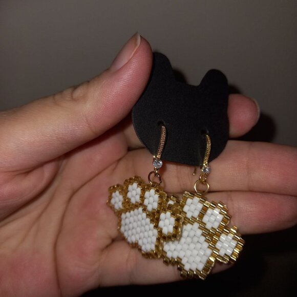 Beaded Paw Print Earrings – 💕 Gift for the pet moms – 18K gold plated hooks - Picture 4 of 5